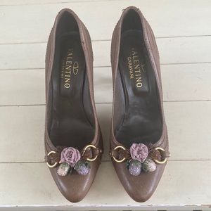 Women’s heels by Valentino. Taupe color with floral toe decorations size 39.5